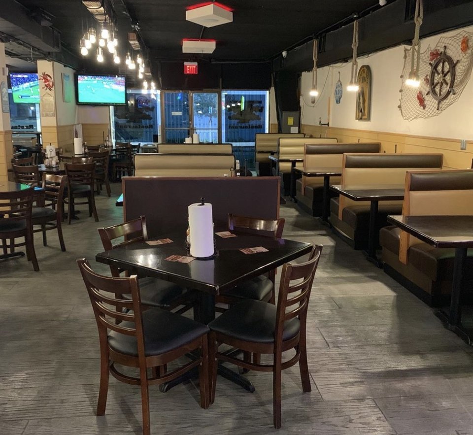 Relaxed seafood restaurant with dine-in seating.